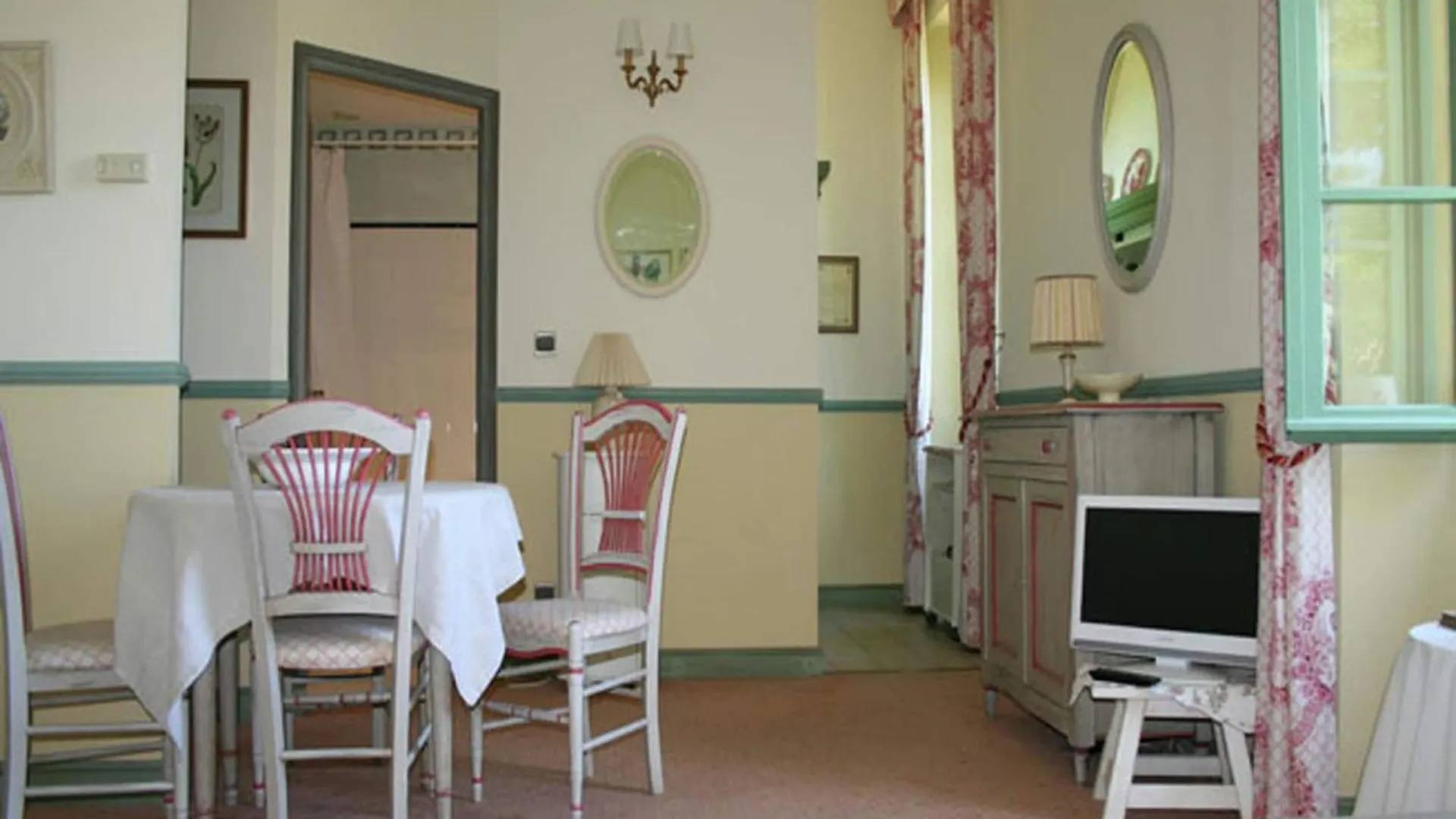 A Beautiful 2 Persons Studio In A Chateau With Swimming Pool Montbrun-les-Bains 0*,